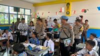 Polsek Tanjungpinang Timur Distribusikan Ratusan Buku di SMP Katolik Santa Maria.