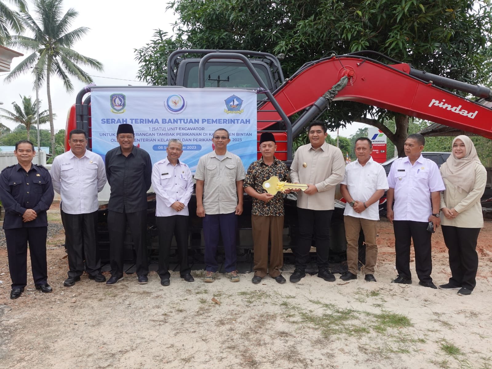 Dorong Produktifitas Pembudidaya, Bupati Roby Serahkan Bantuan Bibit Ikan dan Excavator .