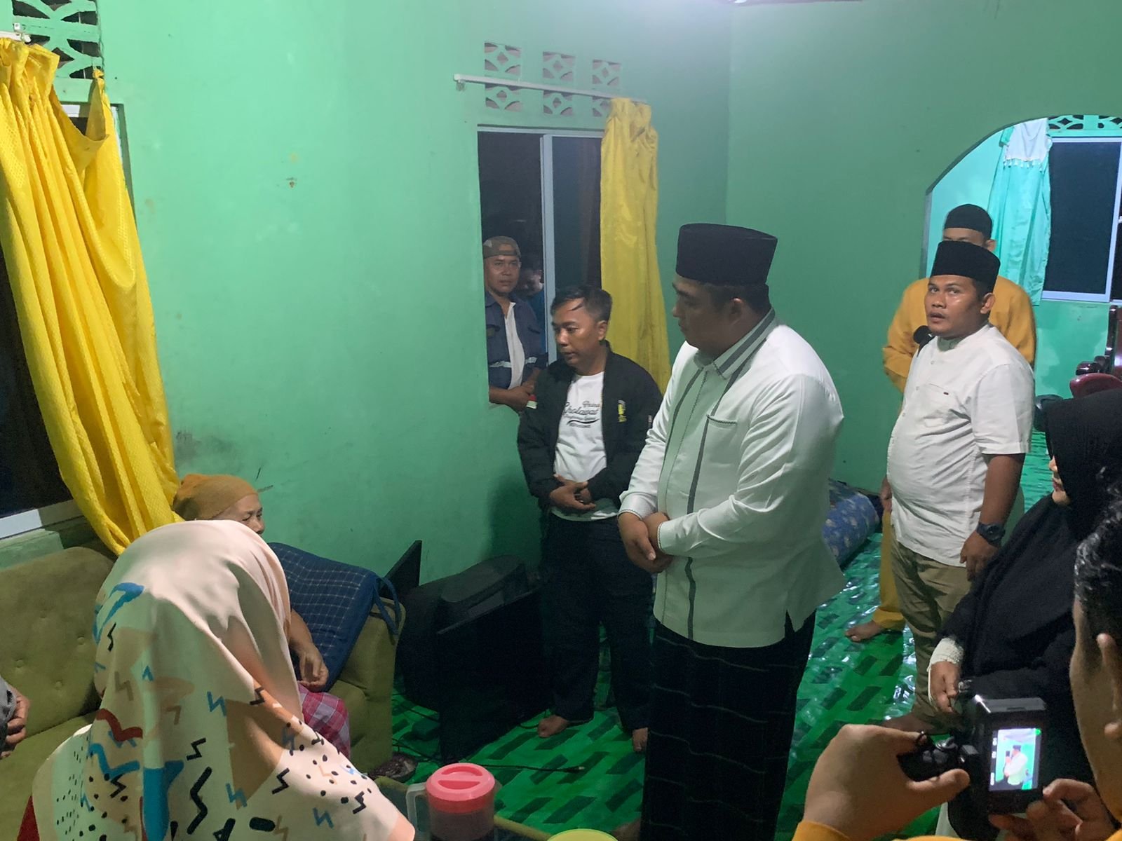 Bupati Roby Kunjungi Warga Terdampak Puting Beliung di Bintan Buyu.