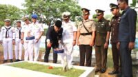 Dalam rangka HUT TNI ke 78, Wabup Bintan Osit Tabur Bunga di Makam Pahlawan Dwikora .