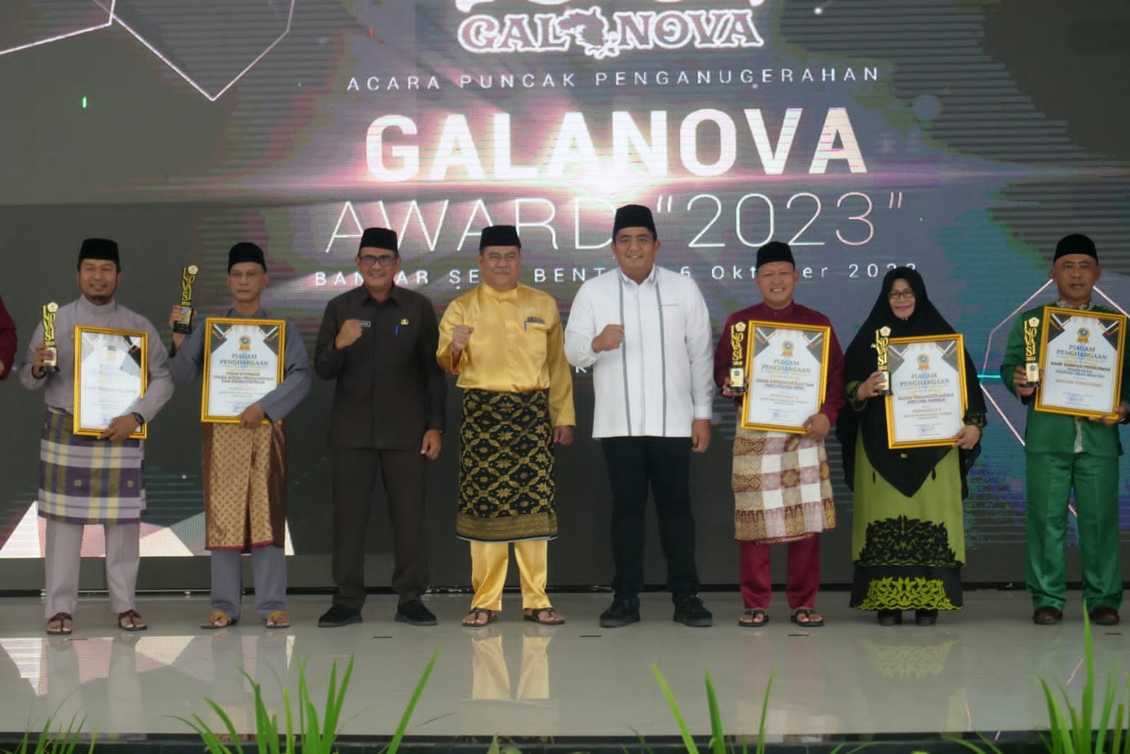 Bupati Bintan Roby Berikan Apresiasi ke OPD di Acara Puncak Penganugerahan Galanova Awards 2023.