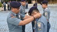 Danlantamal IV Batam Beri Penghargaan kepada Dua Personel yang Berprestasi.