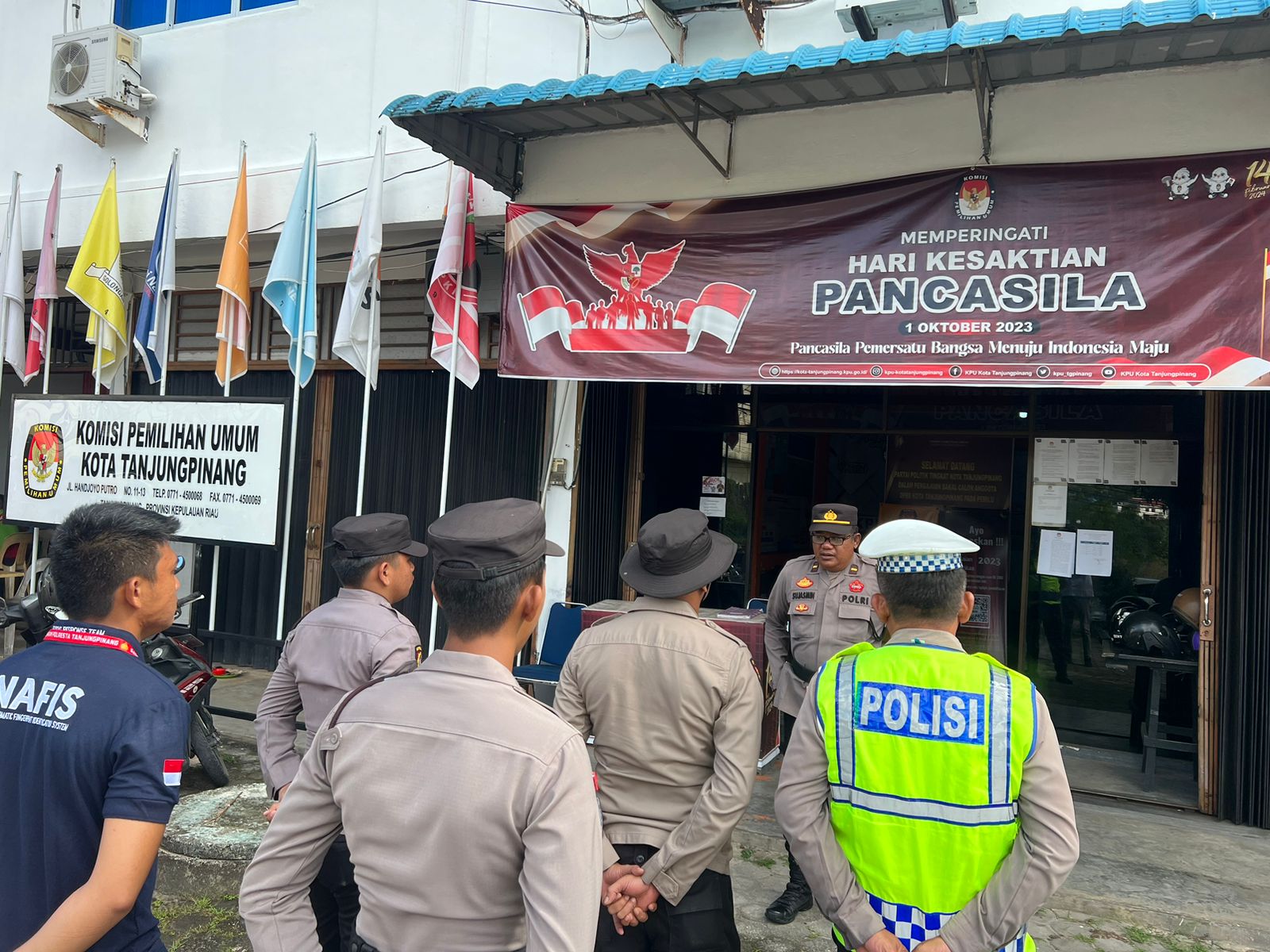 Anggota Satgas Polresta Tanjungpinang Mulai Lakukkan Pengamanan Kantor KPU Selama 24 Jam.
