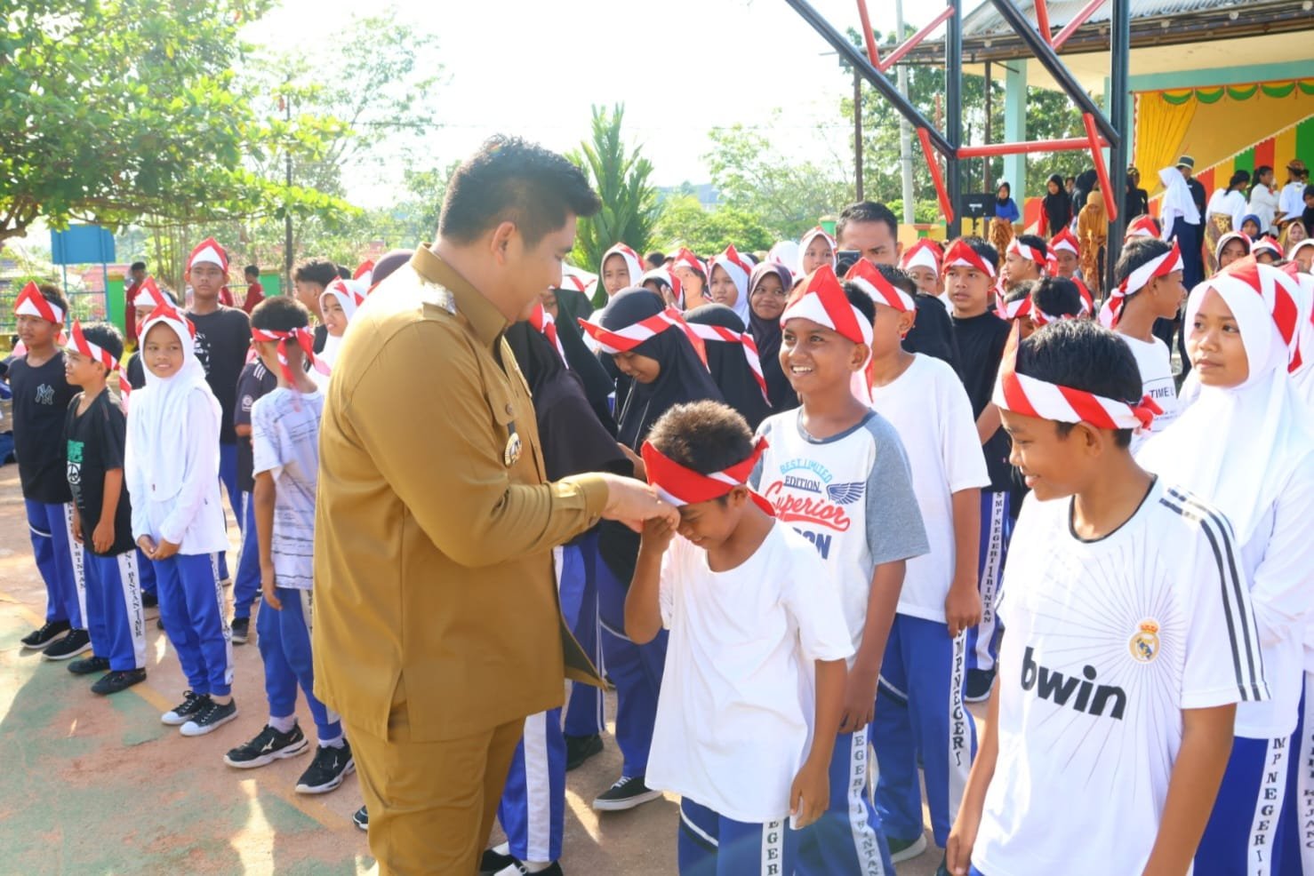 Bupati Roby Berpesan ke Pelajar SMPN 1 Bintan agar Kembangkan Keahlian yang Dimiliki.