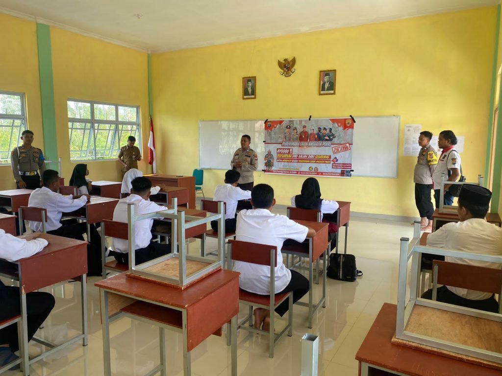 Polsek Daik Lingga Sosialisasikan Penerimaan Anggota Polri ke Sekolah.