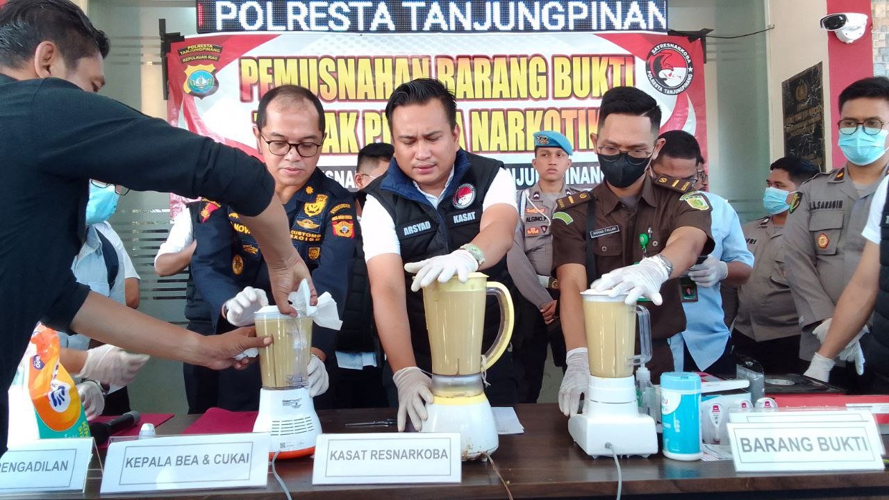 Polresta Tanjungpinang Musnahkan Ribuan Pil Ekstasi dengan Blender.