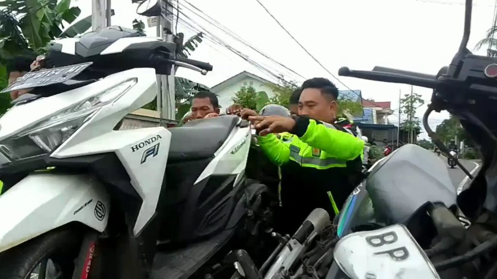 Diduga Gagal Nyalip, Dua Pelajar SMP Berboncengan Menabrak Pengendara Motor Lain di Tanjungpinang.