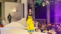 Fashion Show Dekra Fest 2023, Hafizha Tampil Kenakan Kain Motif Pulau Penyengat.