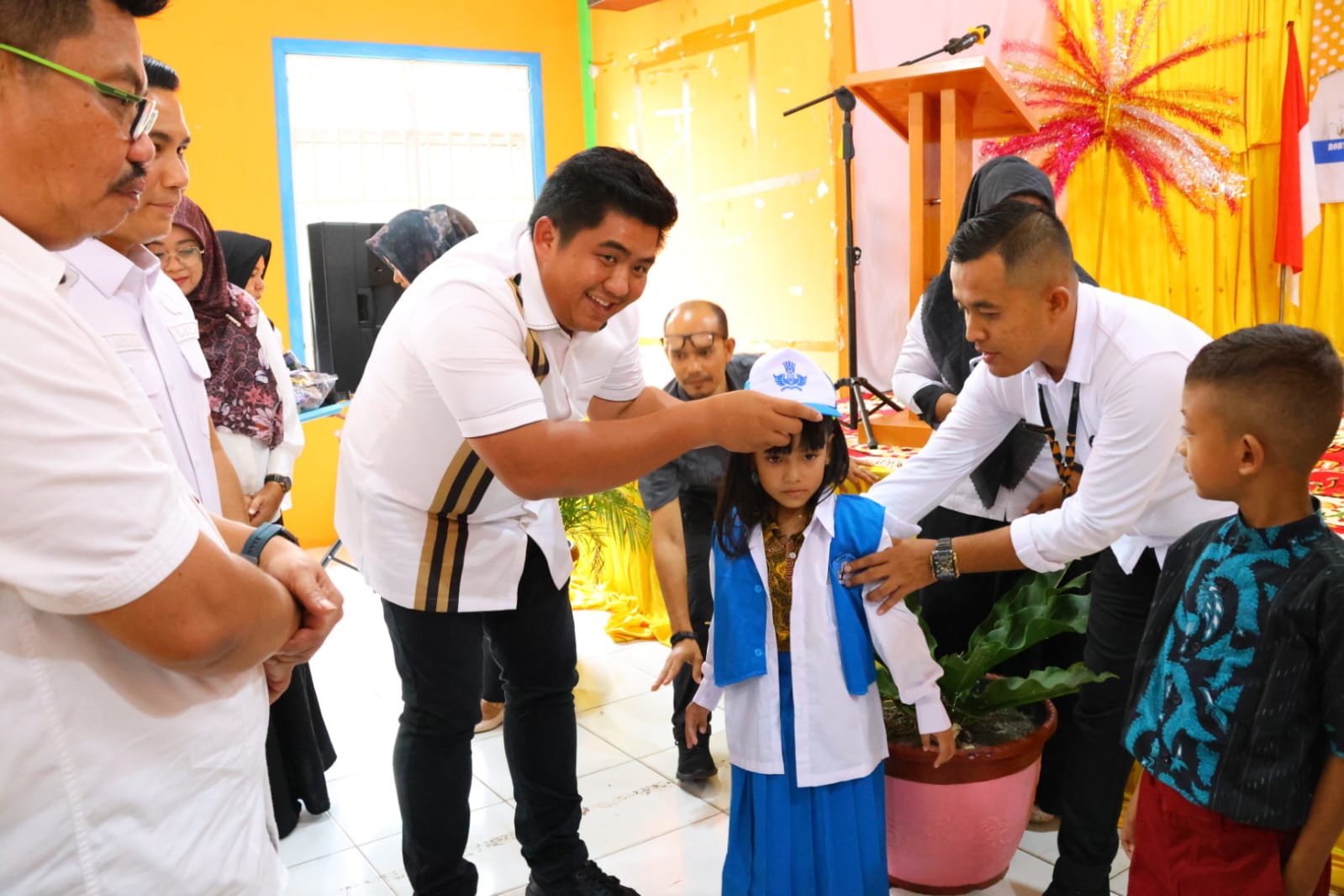 Bupati Bintan Roby Serahkan Seragam Gratis Bagi Siswa Baru TK, SD dan SMP.