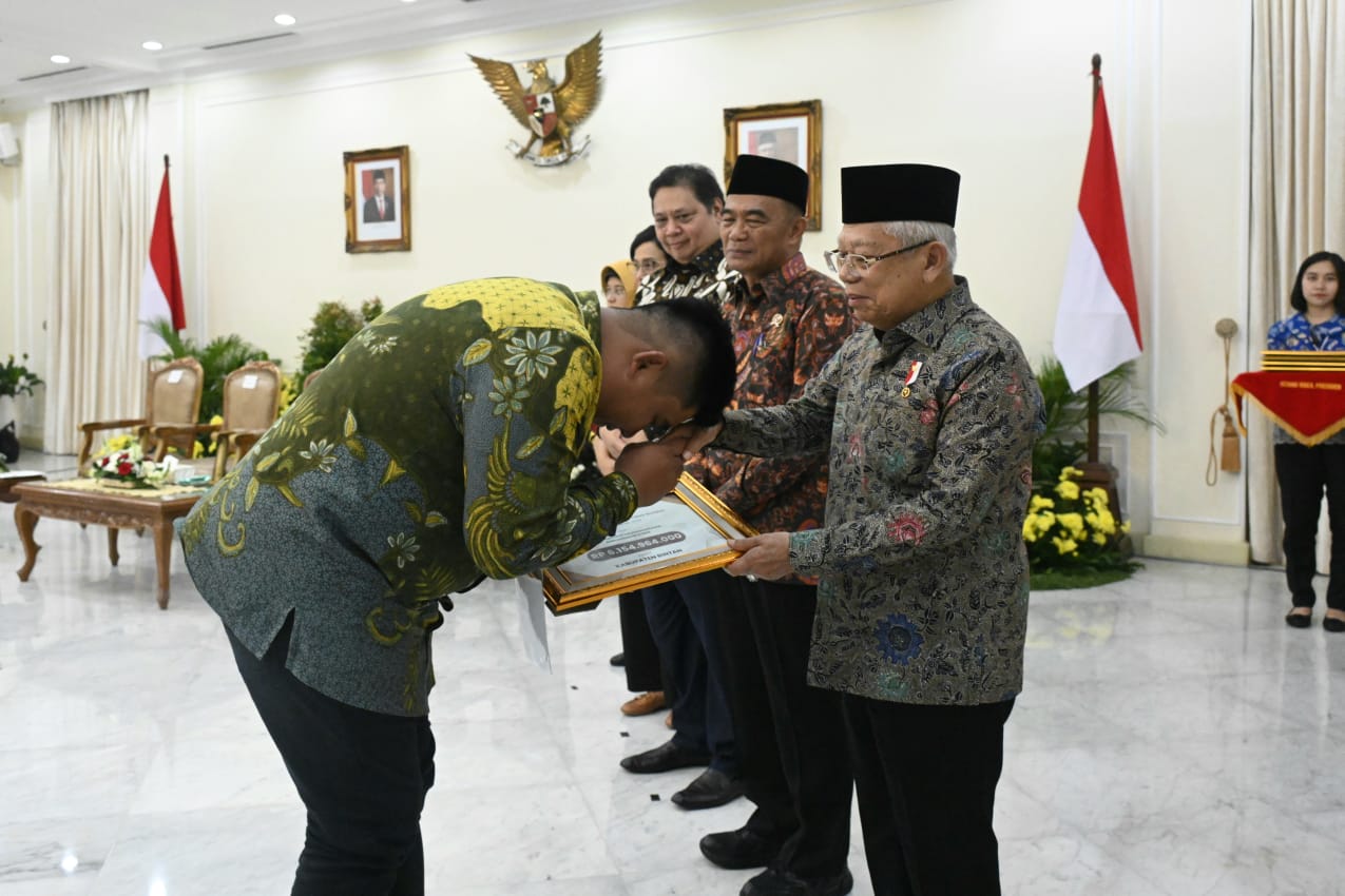Berhasil Atasi Kemiskinan Ekstrem, Bupati Bintan Roby Kurniawan Raih Penghargaan Wapres RI.