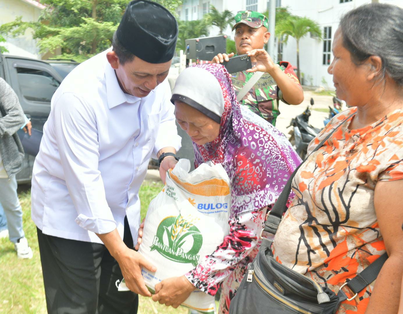 Ribuan Warga Tanjung Uma Terima Bantuan Pangan