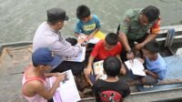 Bhabinkamtibmas dan Babinsa Tanjung Unggat Ajarkan Anak-Anak Gemar Membaca.