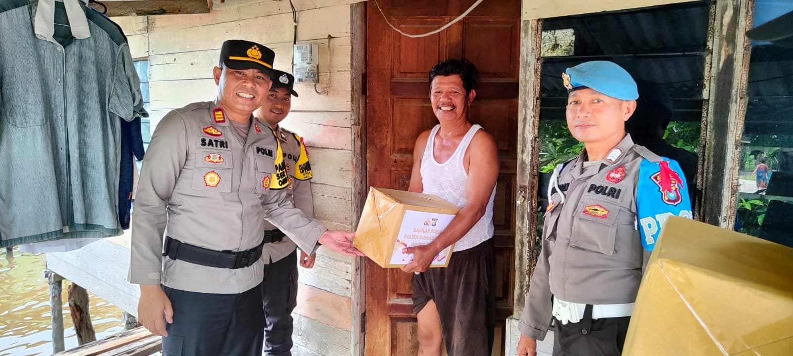 Terdampak Cuaca Ekstrem, Polsek Gunung Kijang Berikan Paket Sembako ke Nelayan Pelantar Suku Wajo Bintan.