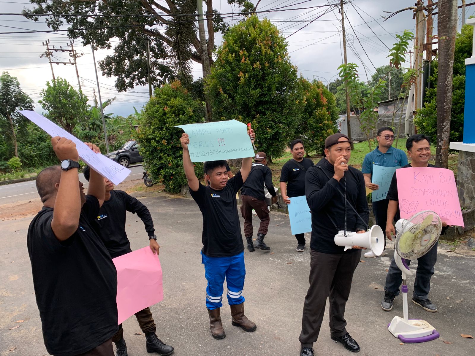 Puluhan Warga Unjuk Rasa di Depan Kantor PLN UPDK Akibat Pemadaman Bergilir.