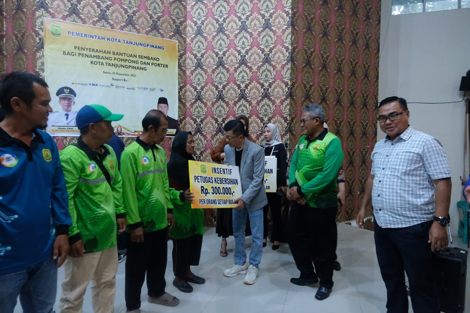 Ratusan Petugas Kebersihan di Tanjungpinang Dapat Insentif Senilai Rp 300 Ribu per Bulan.