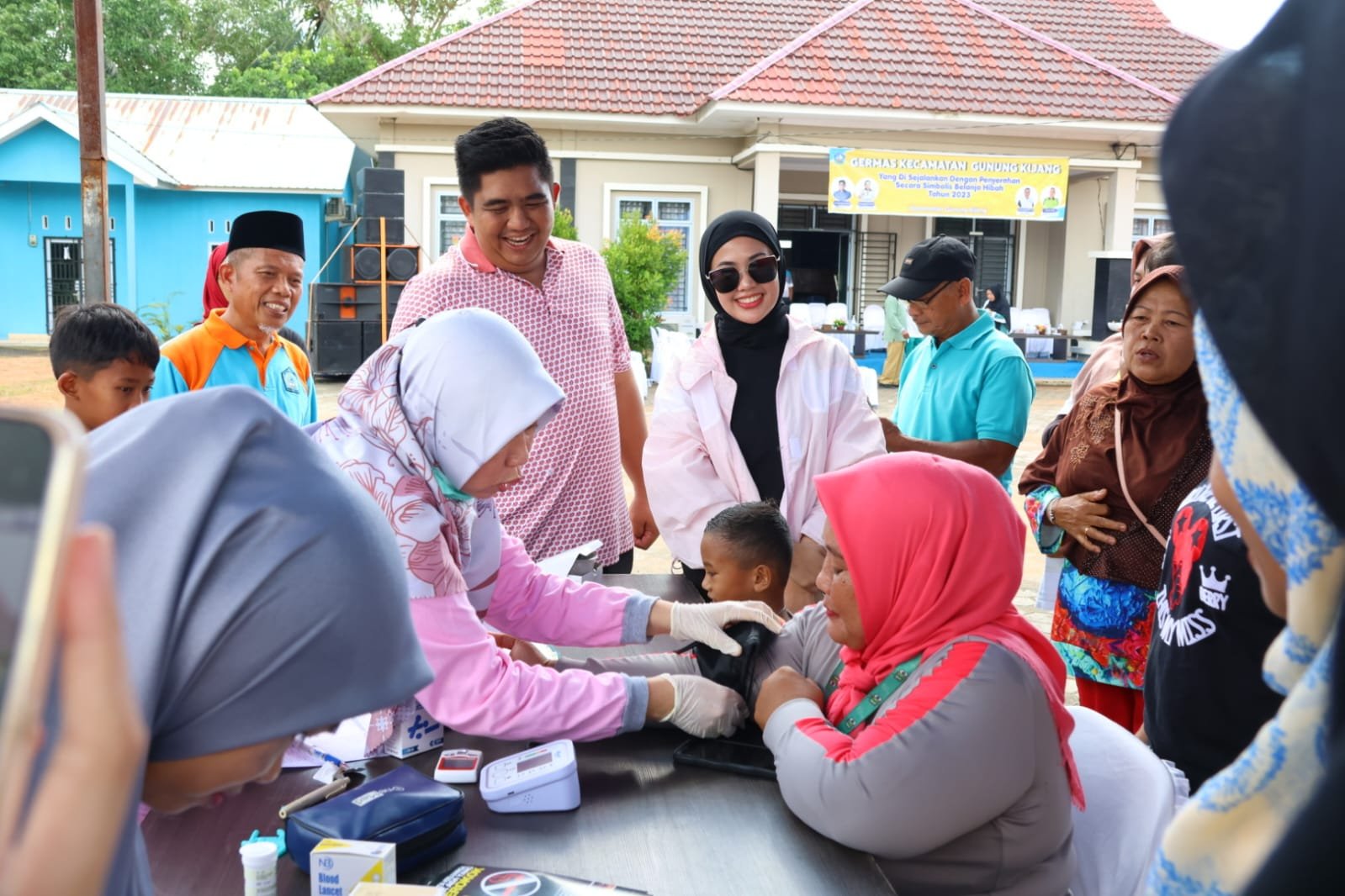 Bupati Roby Didampingi Ketua PKK Bintan Ikuti Kegiatan Germas di Gunung Kijang.