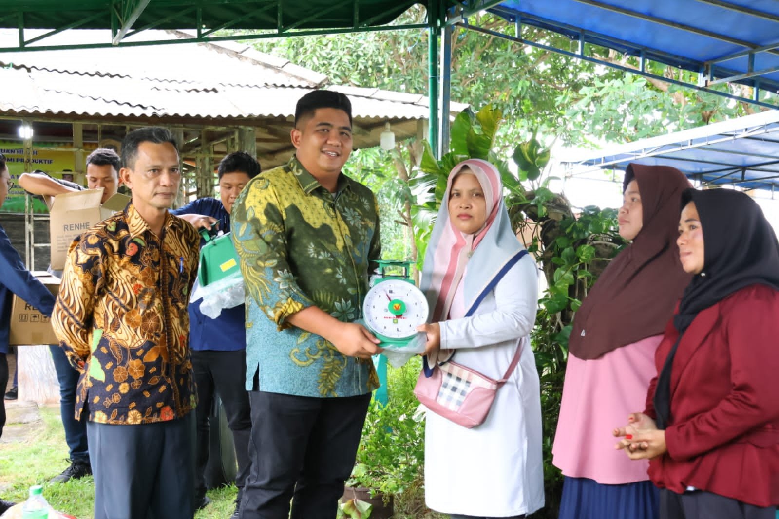 Bupati Roby Serahkan Timbangan Kepada 10 Kelompok Usaha Ekonomi Produktif.