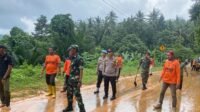 Quick Respon Polsek Palmatak Datangi Lokasi Tanah Longsor Di jalan Desa Matak.