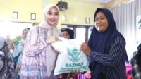 Ketua PKK Bintan Hafizha Distribusikan Paket Sembako ke Lansia dan Balita.