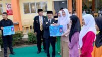 PJ Wako Hasan Dampingi Gubernur Kepri Ansar Serahkan e-KTP ke Pelajar