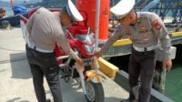 Satlantas Polres Anambas Lakukan Penegakan Hukum pada Motor yang Tiba di Pelabuhan Tarempa.