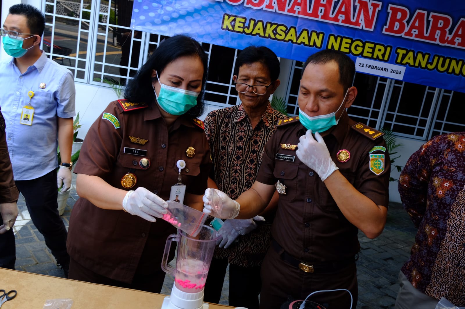 Kejari Tanjungpinang Musnahkan Ratusan Pil Ekstasi dan Ratusan Gram Sabu.