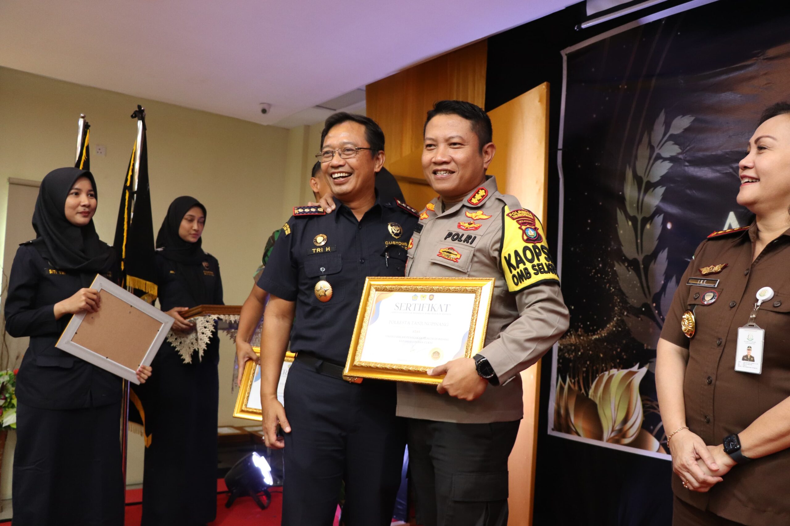 Polresta Tanjungpinang Terima Pengharga dari Bea Cukai .
