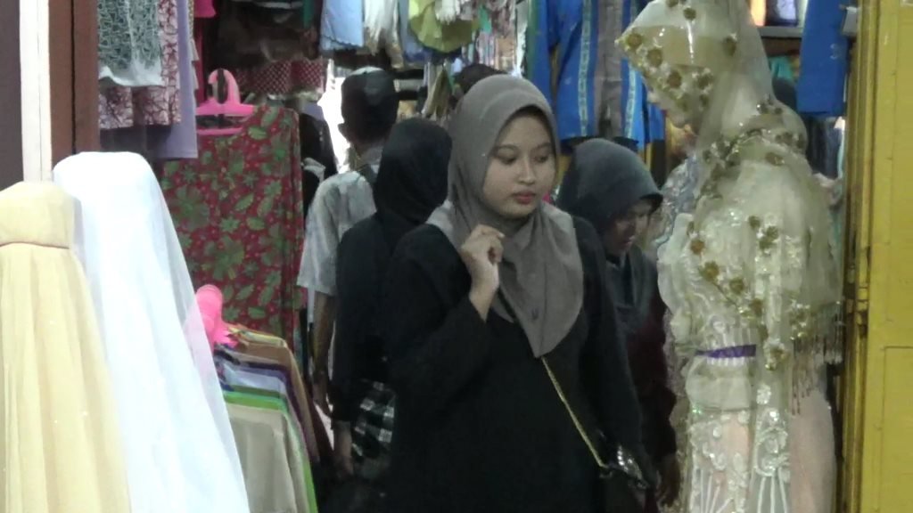 Warga Tanjungpinang Mulai Berburu Baju Muslim Untuk Lebaran idul Fitri.