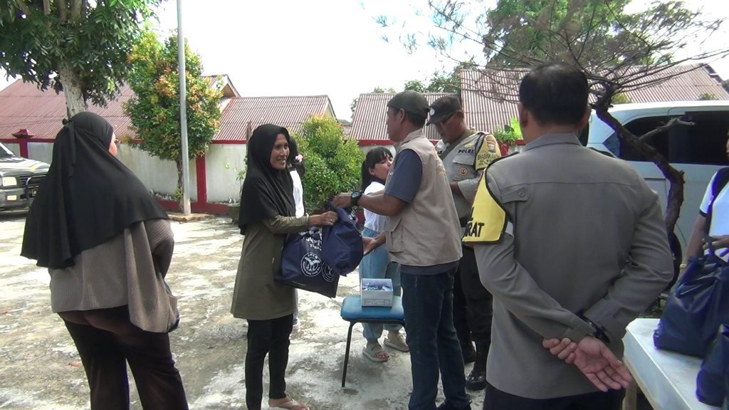 Polsek Tanjungpinang Barat Bagikan 500 Paket Sembako Ramadhan Gratis.