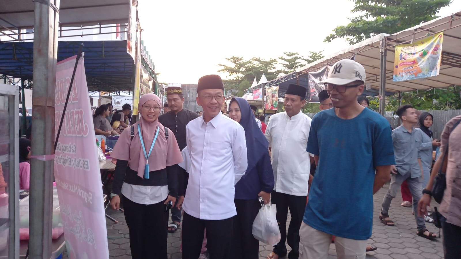 Berkah Ramadhan, Pj Wako Hasan Tinjau Bazar Ramadhan Kelurahan Air Raja.