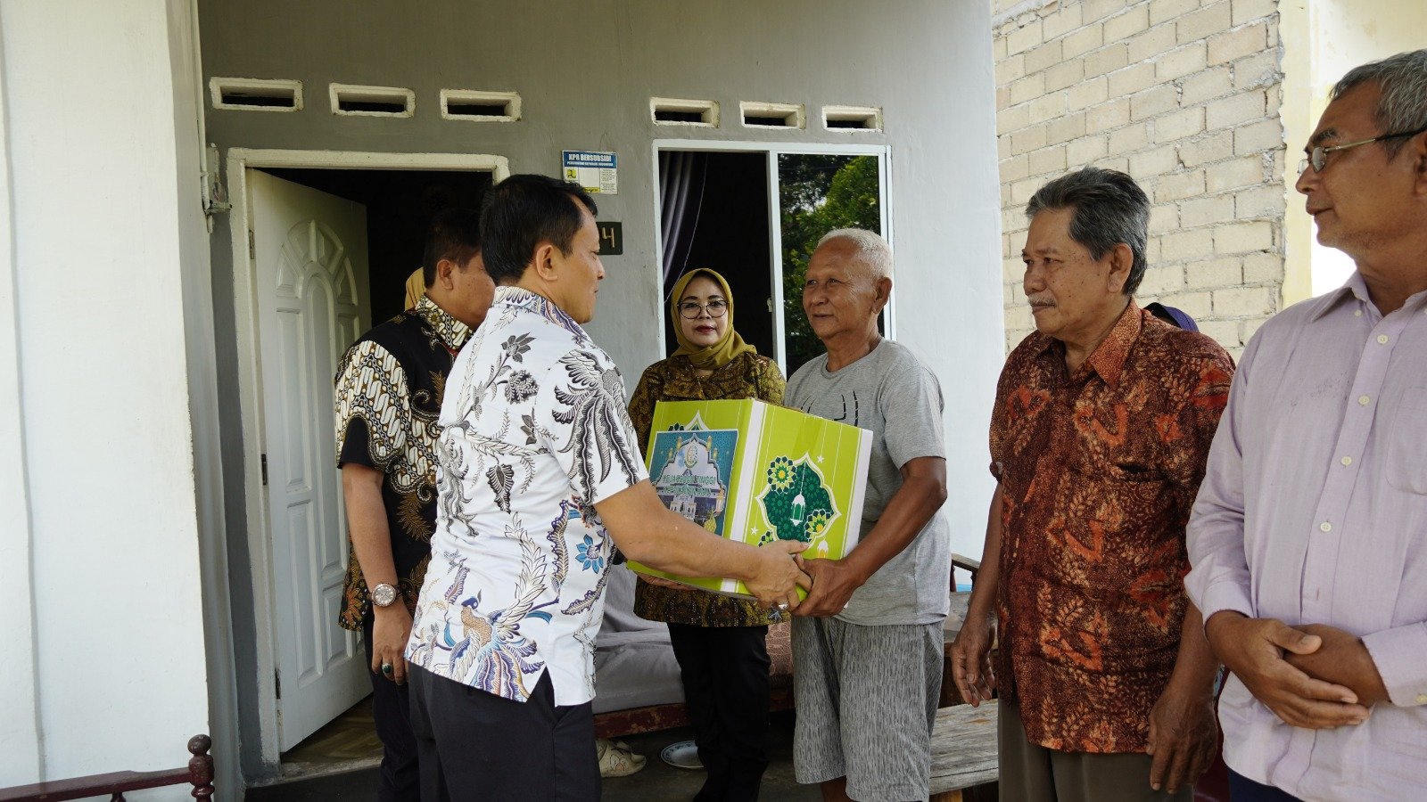 Berkah Ramadhan, Kejati Kepri Bagikan Ratusan Paket Sembako ke Warga Tanjungpinang.