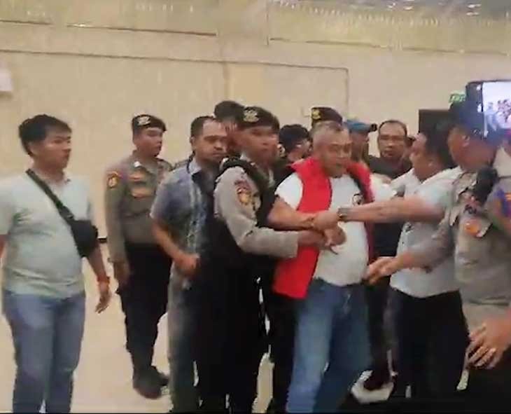 Rapat Pleno KPU Tanjungpinang Ricuh, Saksi Parpol Banting Mik dan Tumbangkan Meja