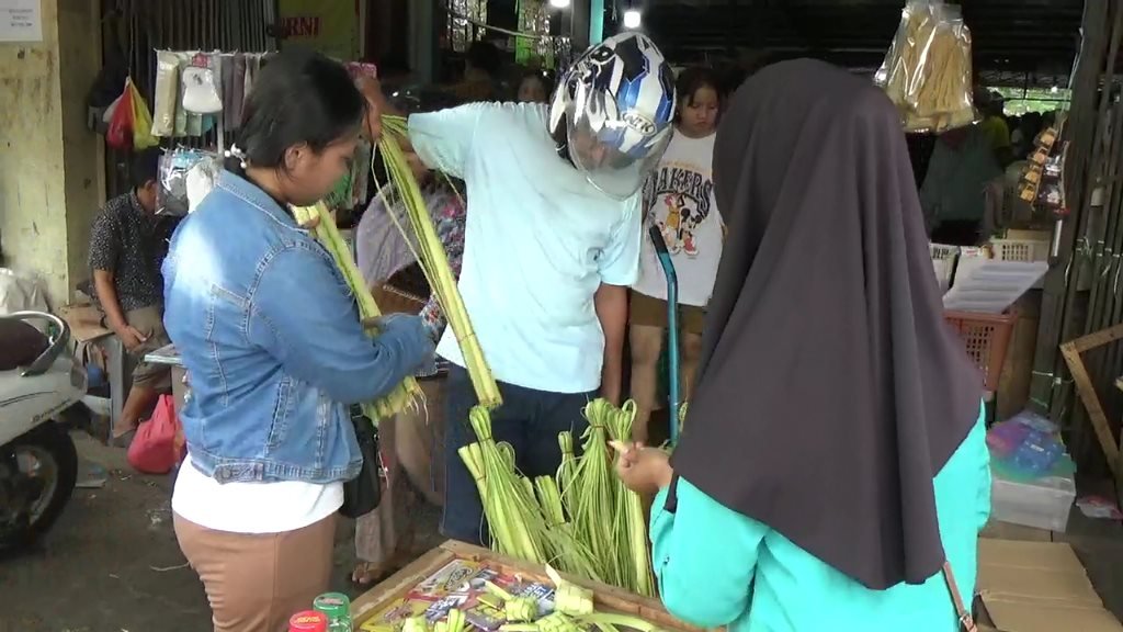 Jelang Lebaran, Warga Tanjungpinang Berburu Daun Ketupat .