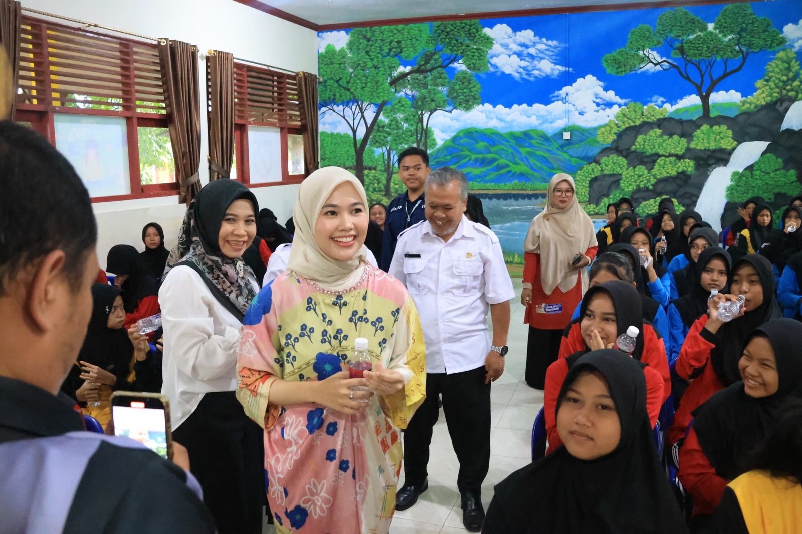 Ketua TP PKK Hafizha Ajari Siswa SMPN 2 Bintan Pola Makan dan Pola Hidup Sehat.