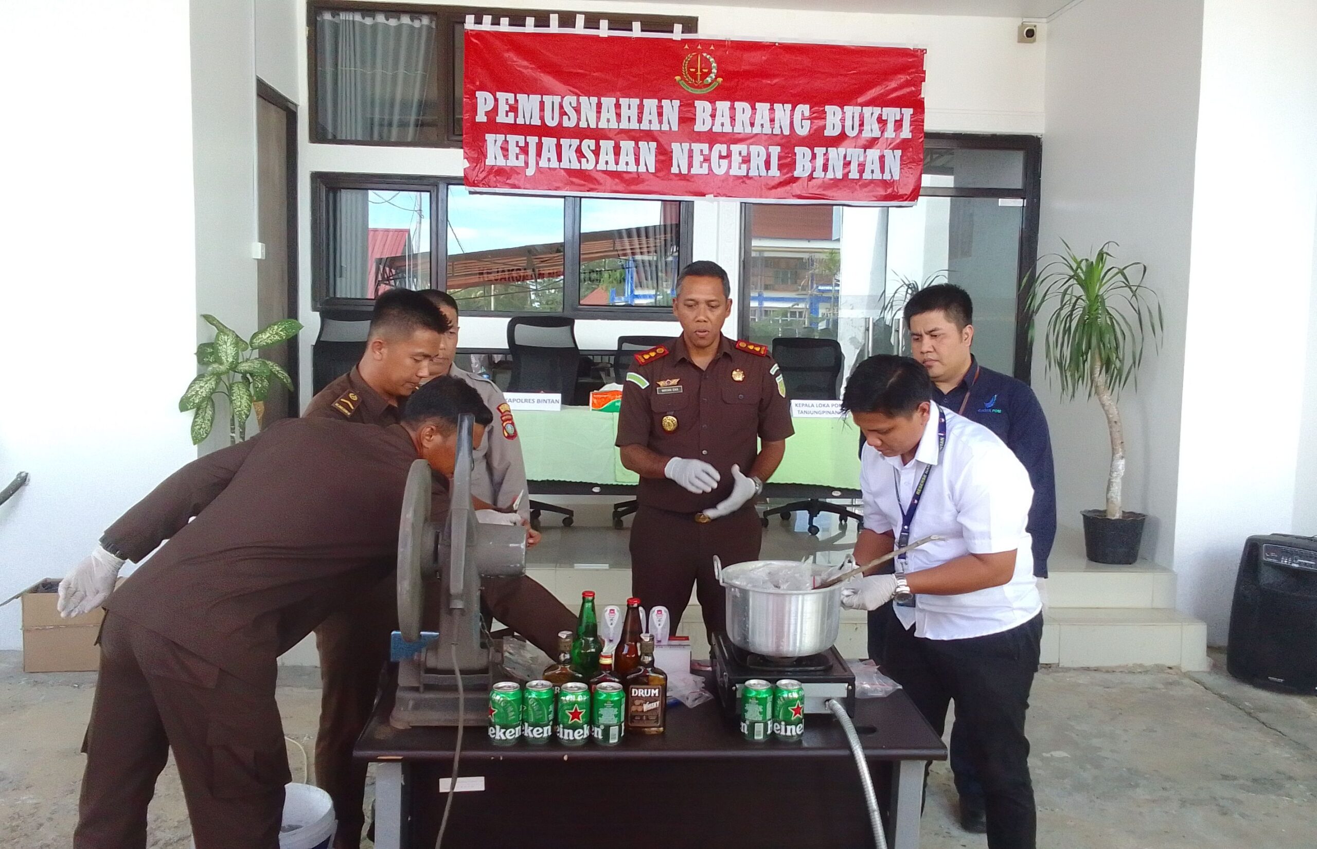 Kejari Bintan Musnahkan Barang Bukti Tindak Pidana Kejahatan.