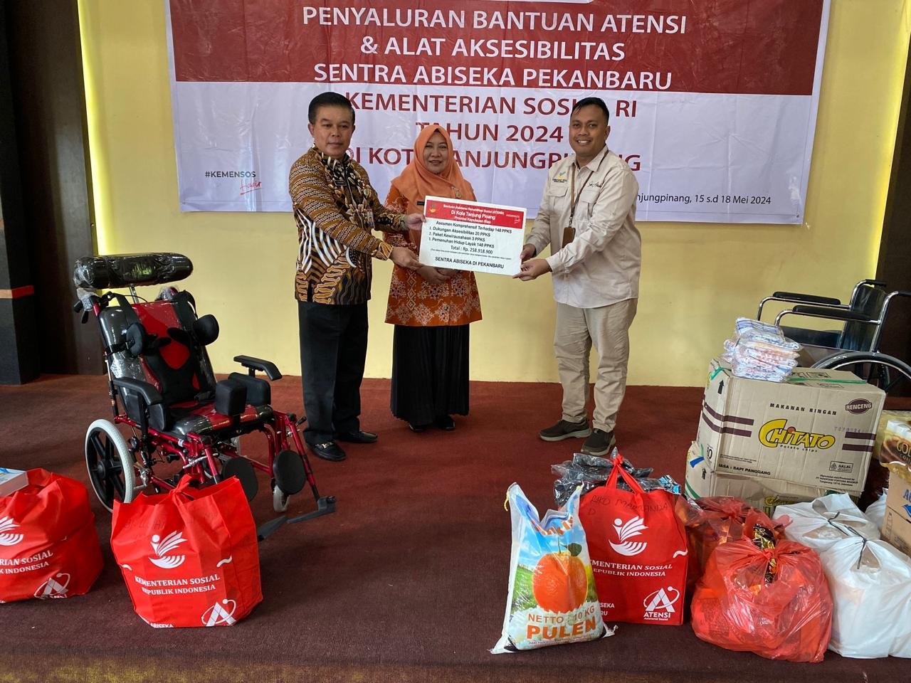 Abiseka Pekanbaru Berikan Bantuan Kepada Disabilitas Tanjungpinang.