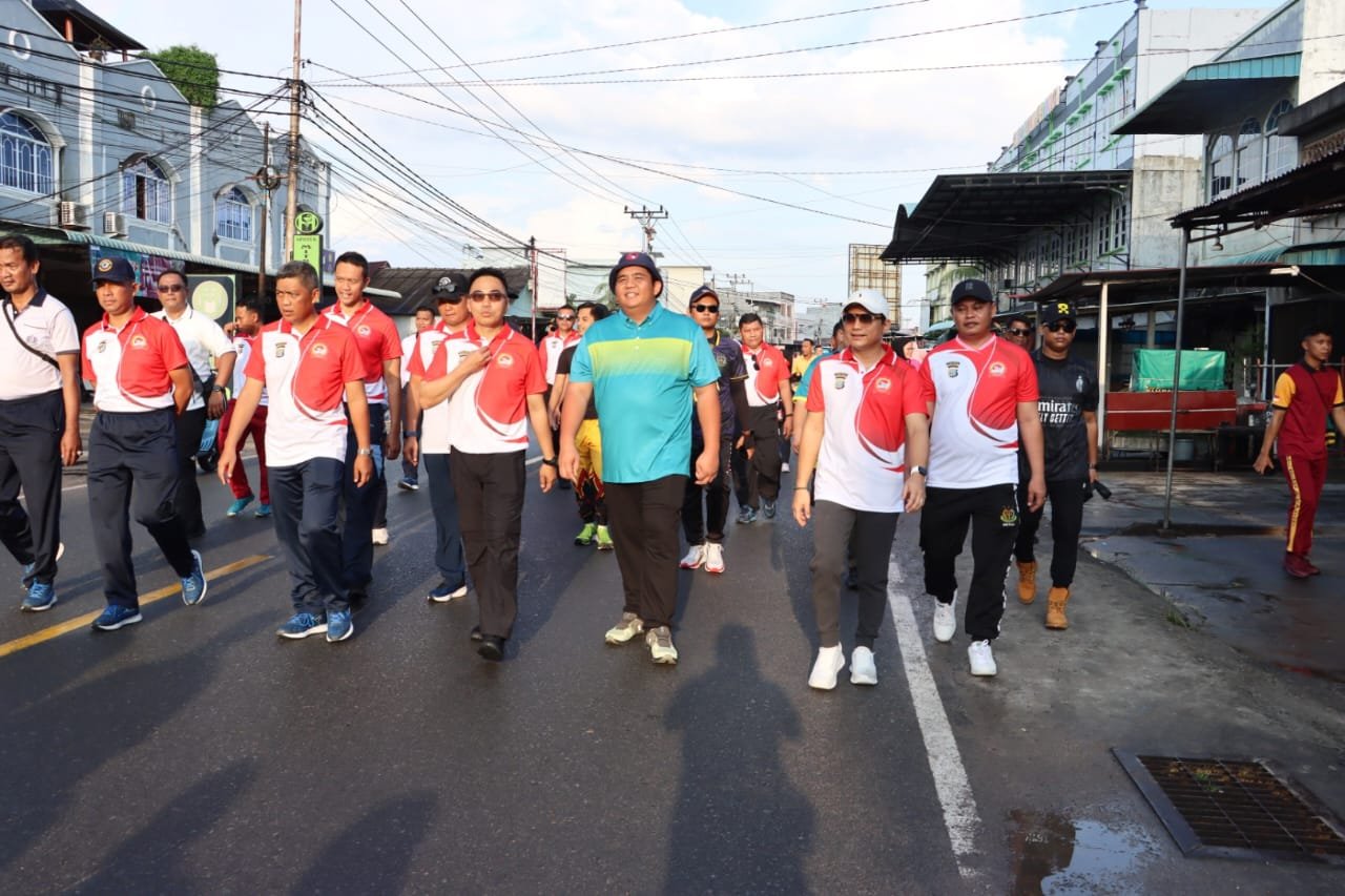 HUT Bhayangkara Ke 78, Bupati Roby dan Kapolres Bintan Jalan Santai Bersama Ribuan Masyarakat.