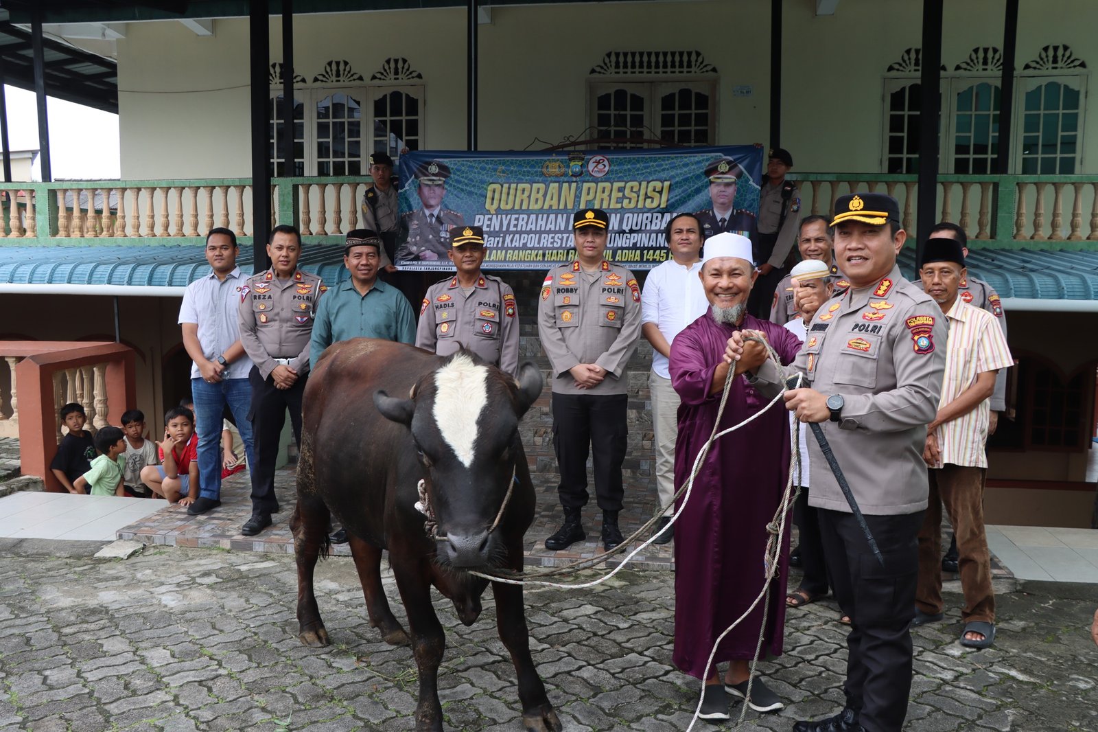 Kapolresta Tanjungpinang Serahkan Sapi Kurban Idul Adha 1445 H Kepada Masjid dan Ponpes.