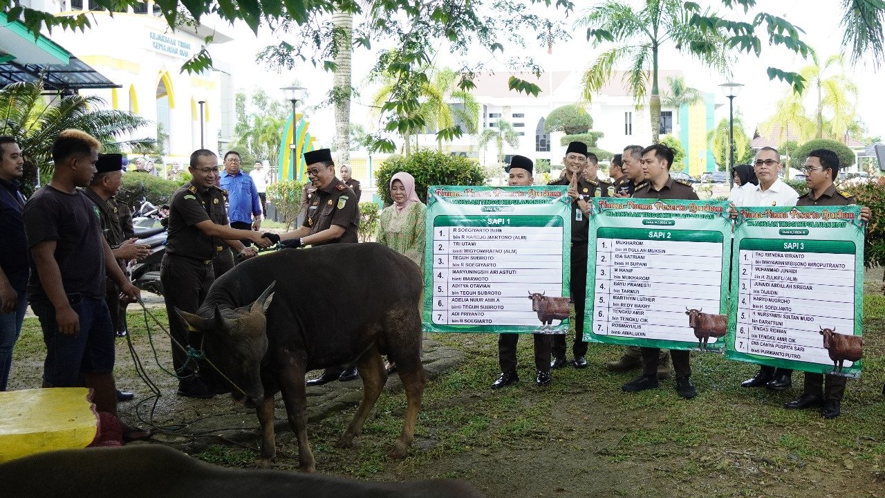 Jelang Idul Adha 2024, Kajati Kepri Serahkan Hewan Kurban di Masjid Shafwan.