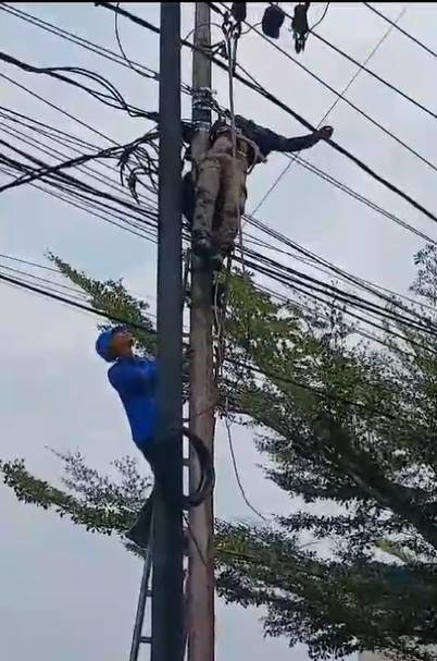 Seorang Pekerja Tersengat Listrik Saat Pasang Kabel Internet di Tanjungpinang.