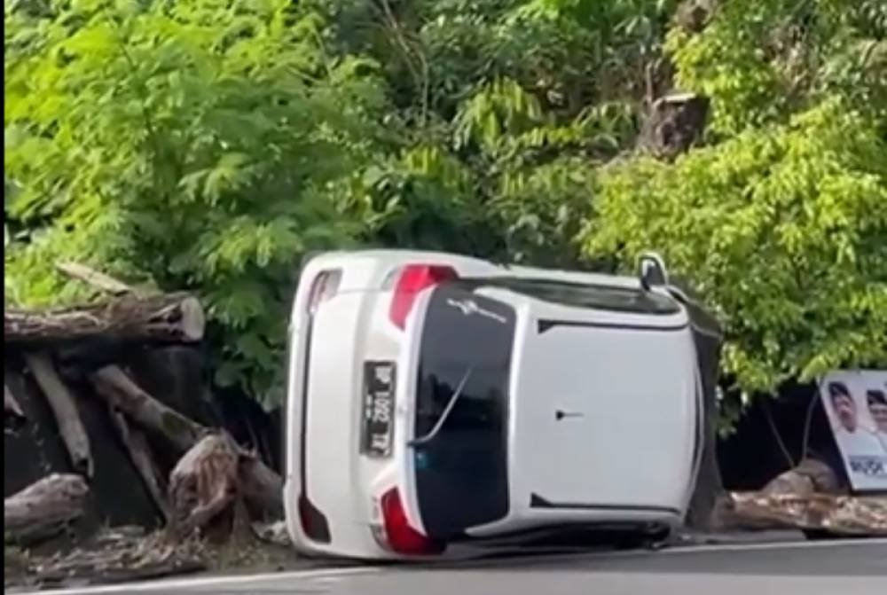 Gegara Supir Mengantuk, Mobil Terguling di Jalan Ahmad Tanjungpinang.