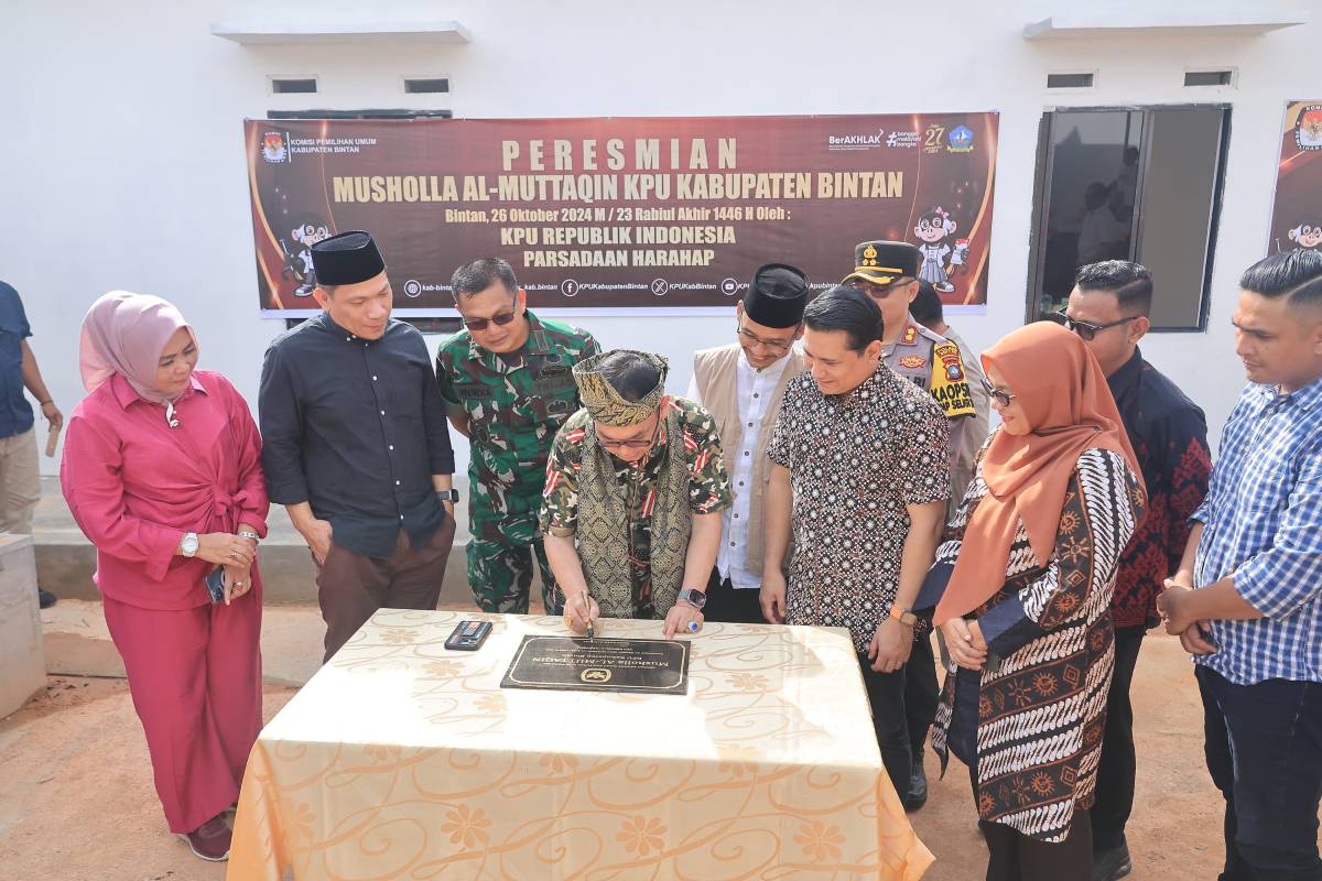 Ahdi Muqsith Hadiri Peresmian Musholla KPU Bintan Sekaligus Serah Terima Gudang Logistik.