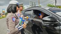 Polisi Bagi-Bagi Coklat Kepada Pengendara Tertib Berlalu Lintas.