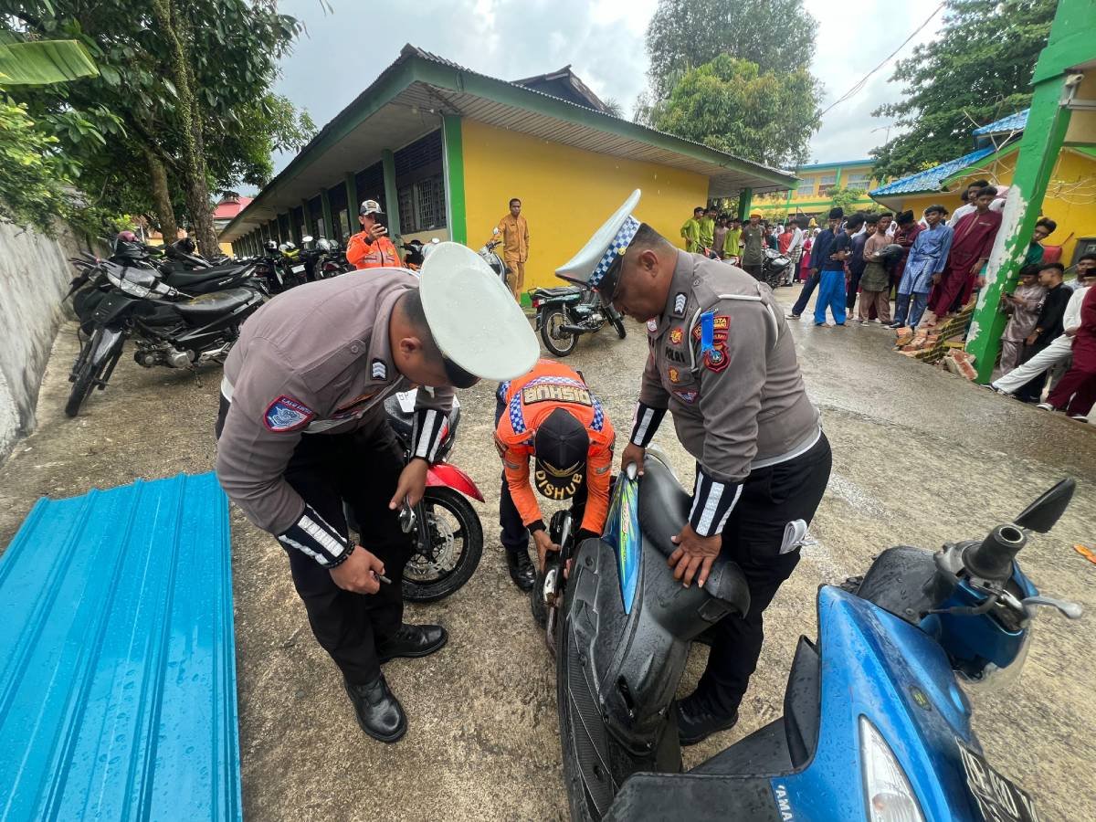 Razia di SMKN 1 Tanjungpinang, Polisi Sita Puluhan Knalpot Borng Milik Siswa.