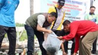 Sekda Bintan Bersama Kelompok Budidaya Laut Tabur 1.200 Benih Ikan Kerapu Cantang.