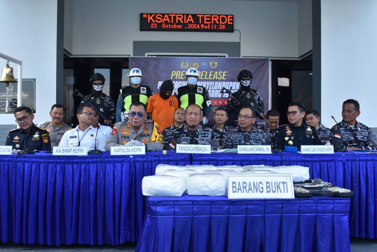TNI AL Gagalkan Penyeludupan 10 Kg Sabu dan Senjata Api di Perairan Karimun.