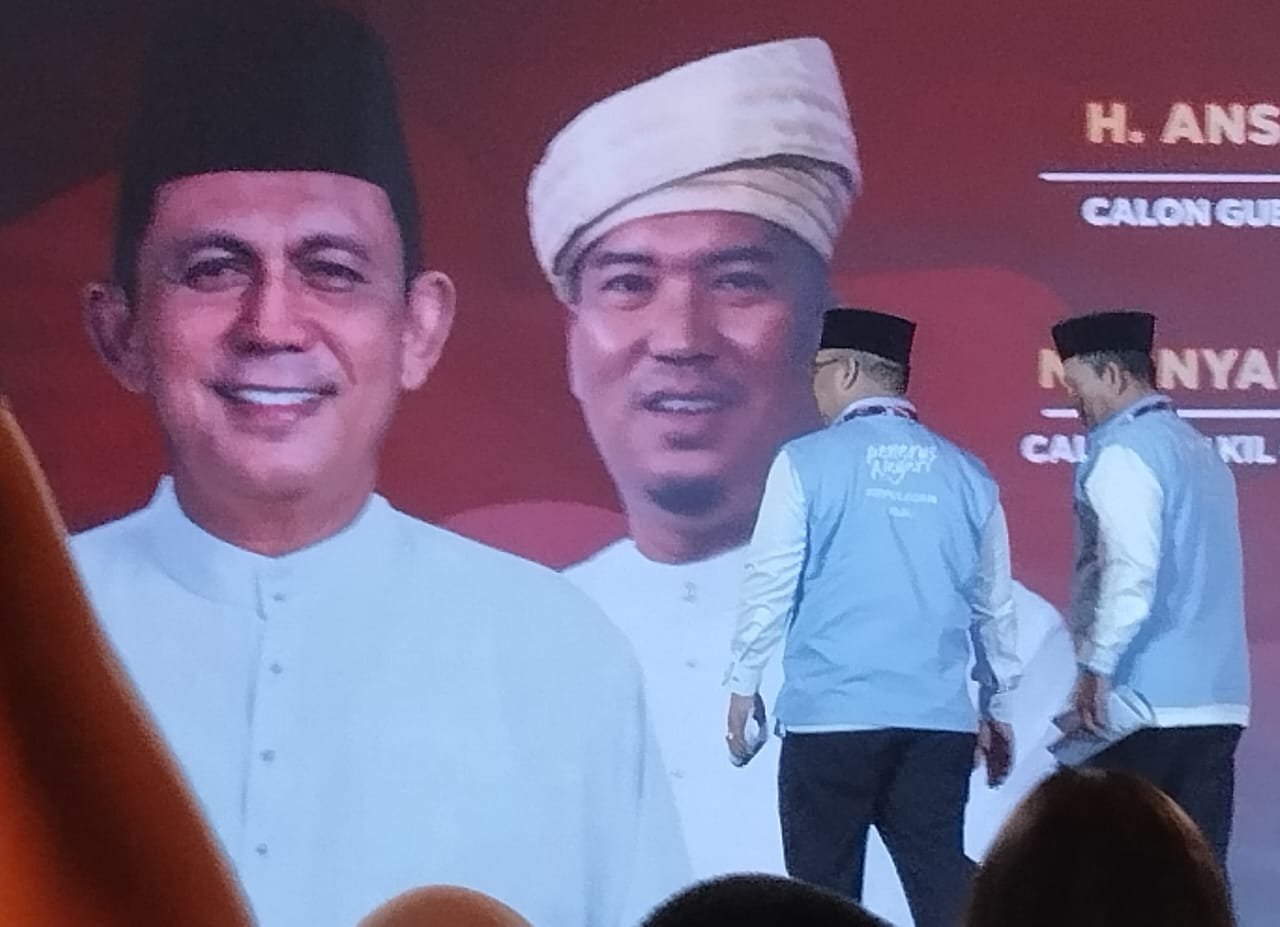 Ansar-Nyanyang Kenakan Rompi Penerus Negeri di Debat Terbuka.