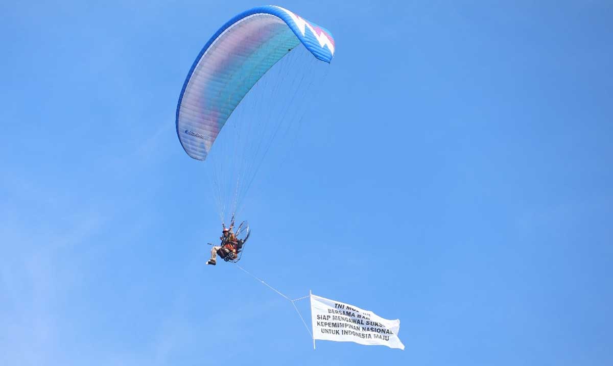 Melihat Atraksi Paramotor di Open Tournament Piala Panglima TNI Finswimming