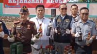 Kejari Bintan Musnahkan Ribuan Botol Miras dan Rokok Ilegal