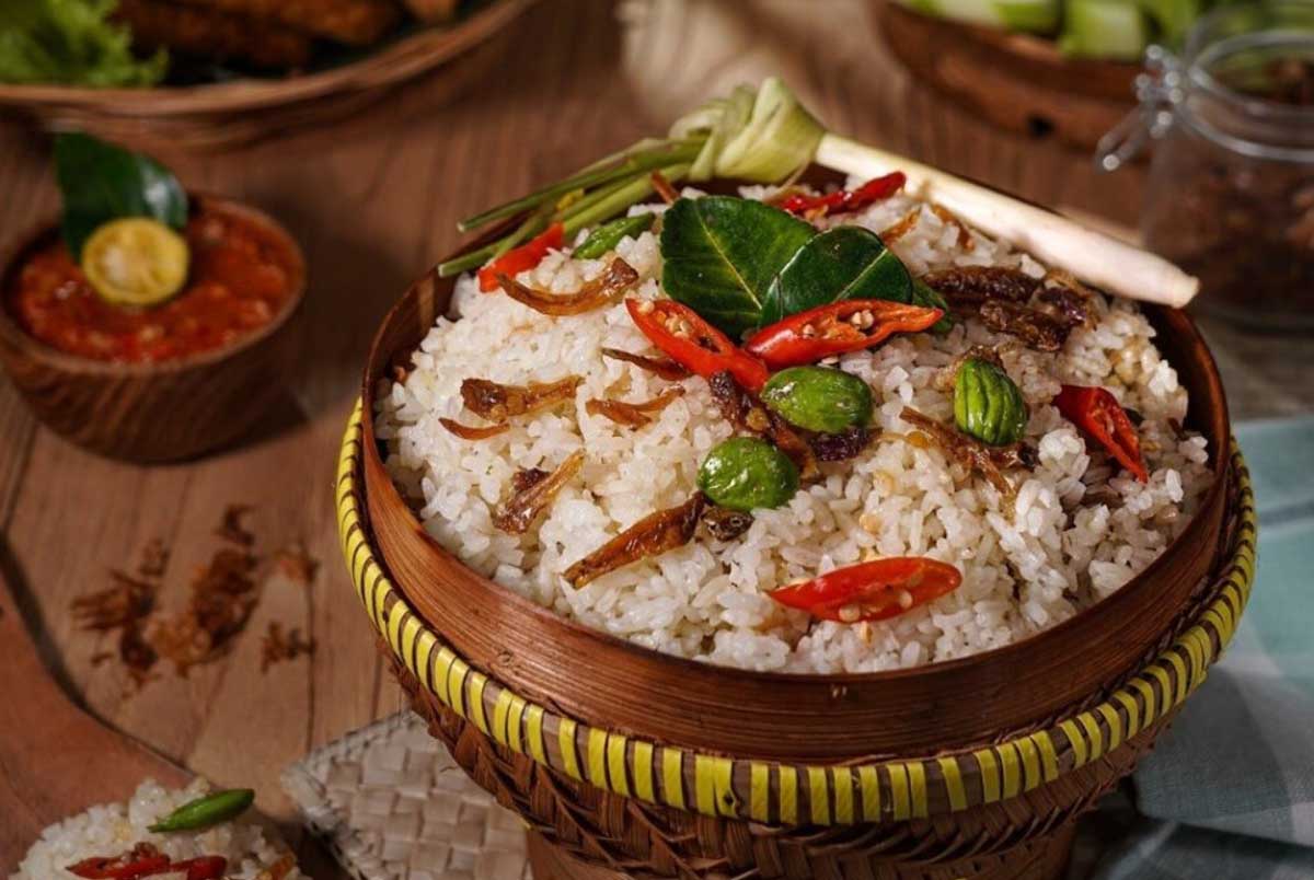Salah satu tradisi yang masih dilestarikan hingga kini di Kota Bogor adalah Cucurak, sebuah kegiatan makan bersama yang dilakukan menjelang bulan suci Ramadan.